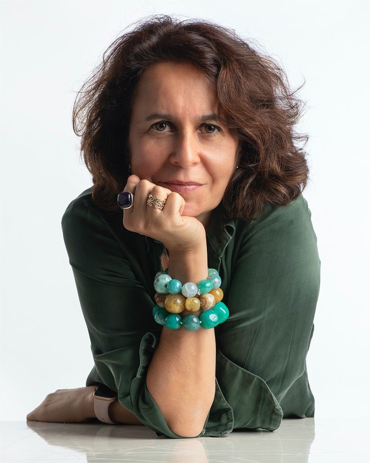 La fondatrice d'Ama Spring, Sophie Amsellem-Le Moigne, portant le bracelet«Tchiklet» en agathe verte et jaune.