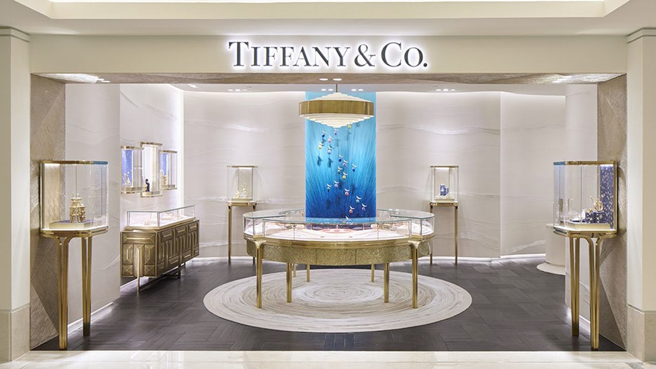 Imaginée dans un style Art déco new-yorkais, la nouvelle boutique Tiffany & Co. au Bon Marché Rive Gauche invite à prendre part à l'univers créatif et raffiné du joaillier.