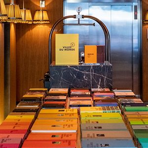 À chaque destination, sa couleur. Les City Guide, Travel Book et Fashion Eye des édition Louis Vuitton sont à retrouver à l'hôtel du Brach Paris.
