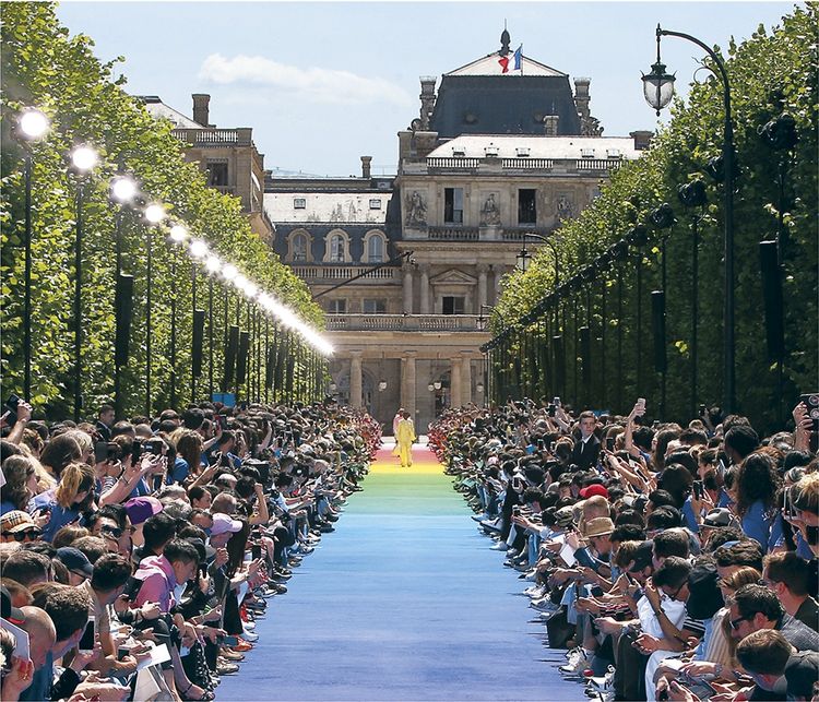 Le premier défilé signé Virgil Abloh pour Louis Vuitton homme, en juin 2018 à Paris. Dans le public, des étudiants d'écoles de mode invités par le créateur.