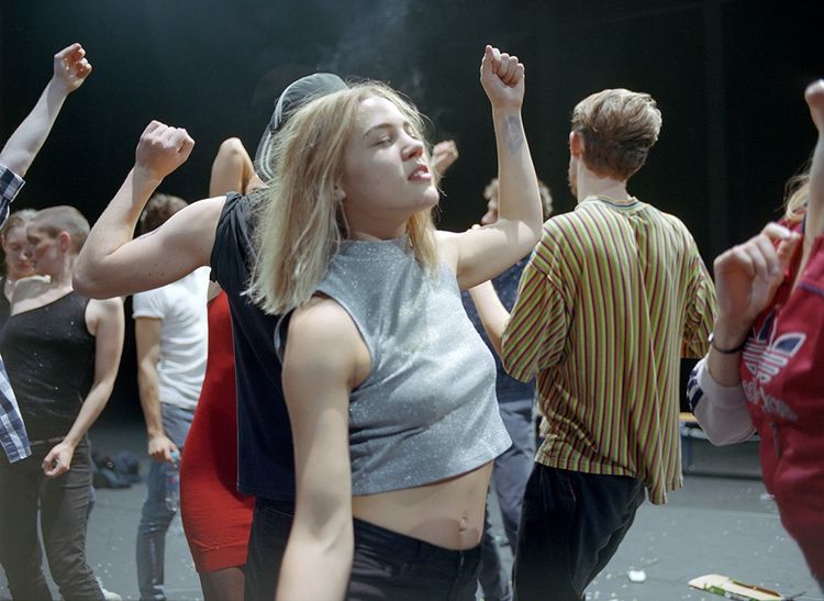 Une scène de « Crowd » (2017) de Gisèle Vienne, présenté au Festival d'Automne 2021.