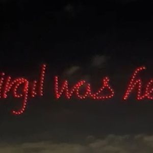 Une valse aérienne de drônes illuminait le ciel de Miami en reprenant le gimmick «Virgil was here», cher au créateur.