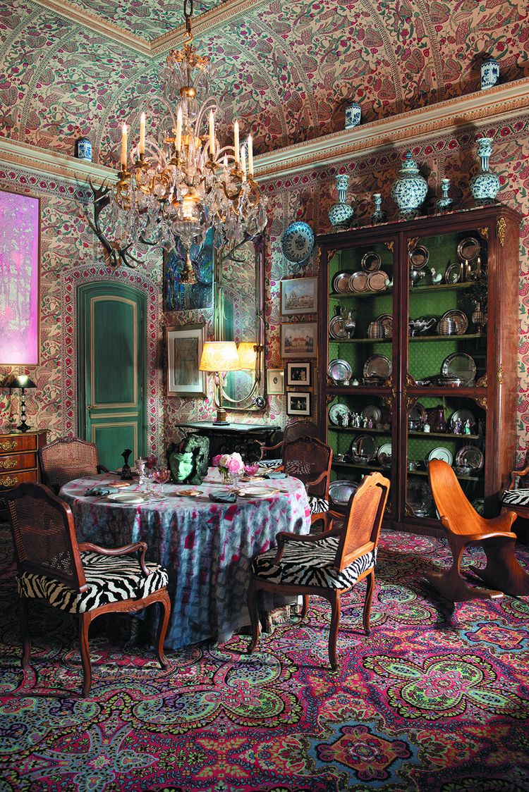 La salle à manger témoigne du talent d'Henri Samuel , qui a su composer avec le goût d'Isabelle d'Ornano pour la couleur, les imprimés et les plafonds spectaculaires.