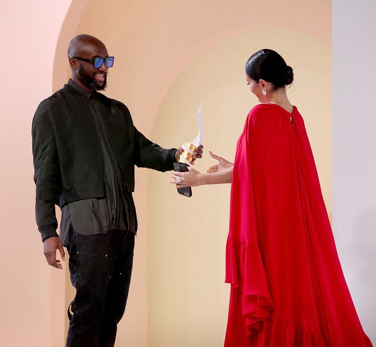 Virgil Abloh remettant le prix de l'entrepreneur de l'année à Amina Muaddi.