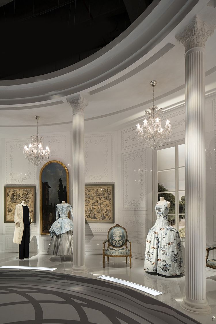 Vue de l'exposition «Christian Dior : Designer of Dreams» à Doha.