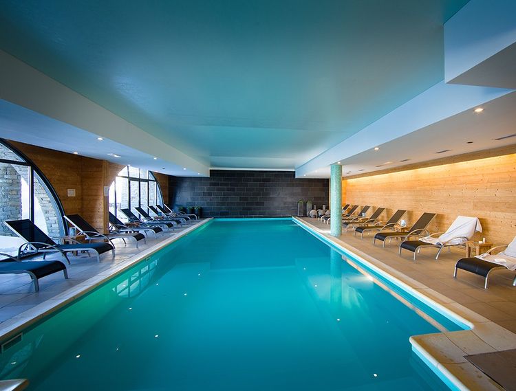 Le spa baptisé Le Long de la rivière avec piscine, hammam et sauna propose une large carte de soins visage et corps.