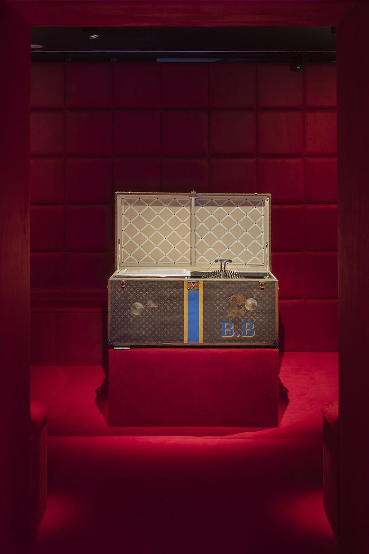 Dans une salle à l'entrée secrète, le visiteur découvrira la malle jukebox créée par le DJ et producteur britannique Benji B. Entièrement fonctionnel, cet objet diffuse en boucle 200 morceaux de musique.