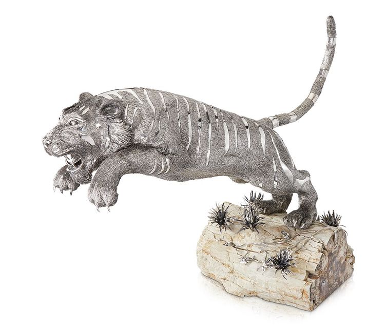 Tigre Buccellati en argent massif gravé, bois pétrifié et poils en argent, pièce unique.