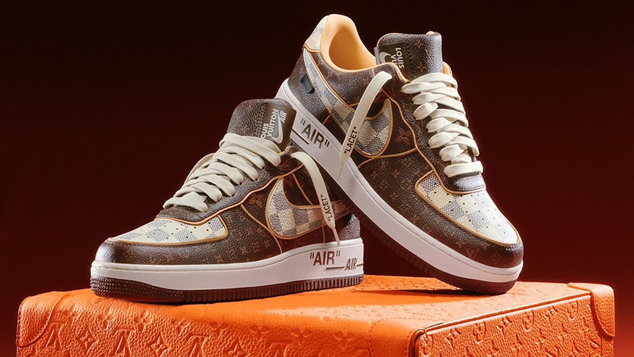 Les sneakers Louis Vuitton et Nike «Air Force 1» par Virgil Abloh et leur sac «Pilote» seront présentés à Sotheby's New York jusqu'au 8 février dans le cadre d'une exposition publique.