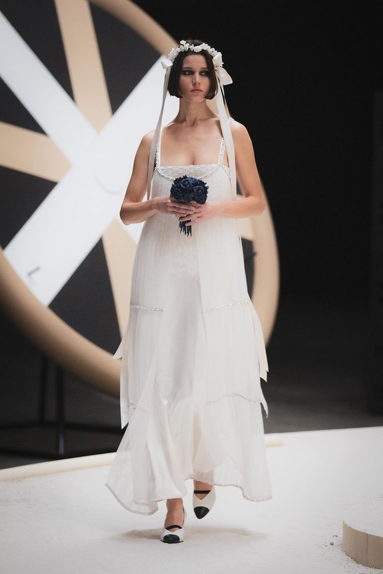 Le final du défilé dévoilait la robe de marié. Le bouquet de fleurs bleues est un hommage à Gaspard Ulliel, ambassadeur du parfum Bleu de Chanel, disparu le 19 janvier dernier.