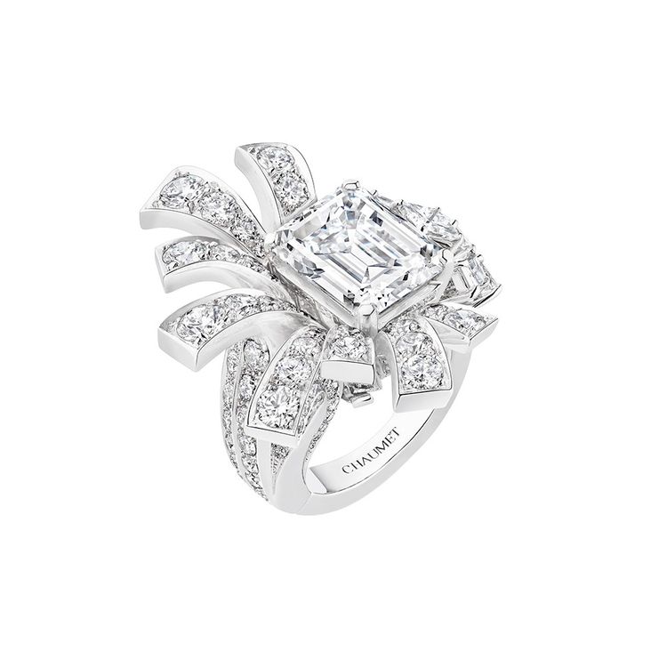 Bague transformable «Déferlante» en or blanc serti d'un diamant taille émeraude de 6,05 carats et de diamants tailles brillant, princesse, carré et baguette, Chaumet.