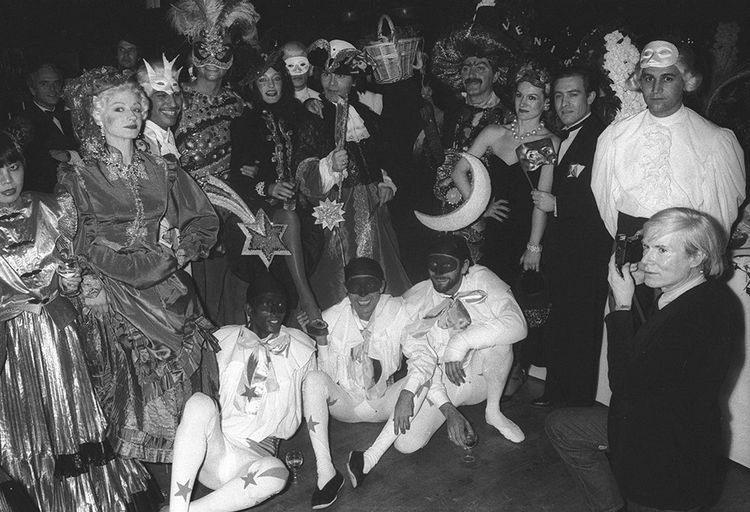Andy Warhol photographiant les invités du bal vénitien organisé par Karl Lagerfeld (au milieu avec un tricorne), au Palace le 26 octobre 1978.