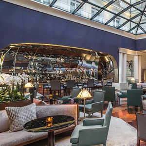 La nouvelle alcove imaginée spécialement pour le Café Jeanne accueille le bar, épicentre du restaurant.