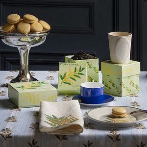 La collection Ladurée x Casa Lopez inspirée du mimosa se compose d'une boîte de huit macarons, d'un thé noir et d'une bougie.