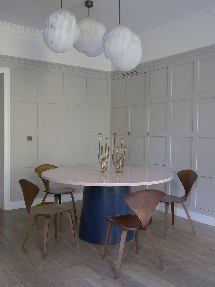 Autour de la table de la salle à manger «Pink & Blue» de Lola Lely, les emblématiques chaises Cherner. Les suspensions «Clouds» sont l'oeuvre de Jeremy Maxwell et les chandeliers «Alga» ont été réalisés par Osanna Visconti.