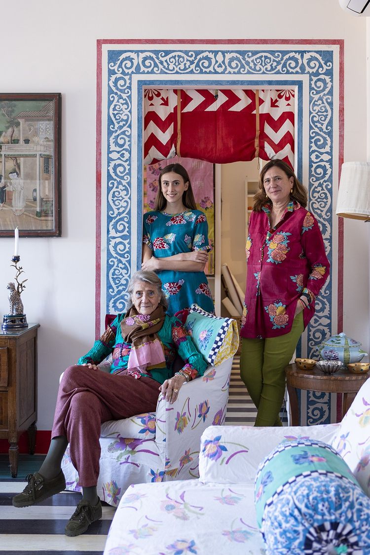 Lisa Corti avec sa fille Ida et sa petite-fille Nina,24 ans. L'appartement d'Ida, à Milan, est comme la vitrine du style créé par sa mère.