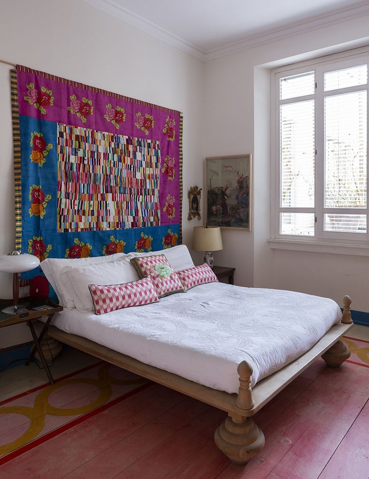 Dans la chambre, sur un sol également peint par Ida, le lit «Sultano» est inspiré d'un modèle vu en Inde. En guise de tête de lit, un grand tissu Lisa Corti.
