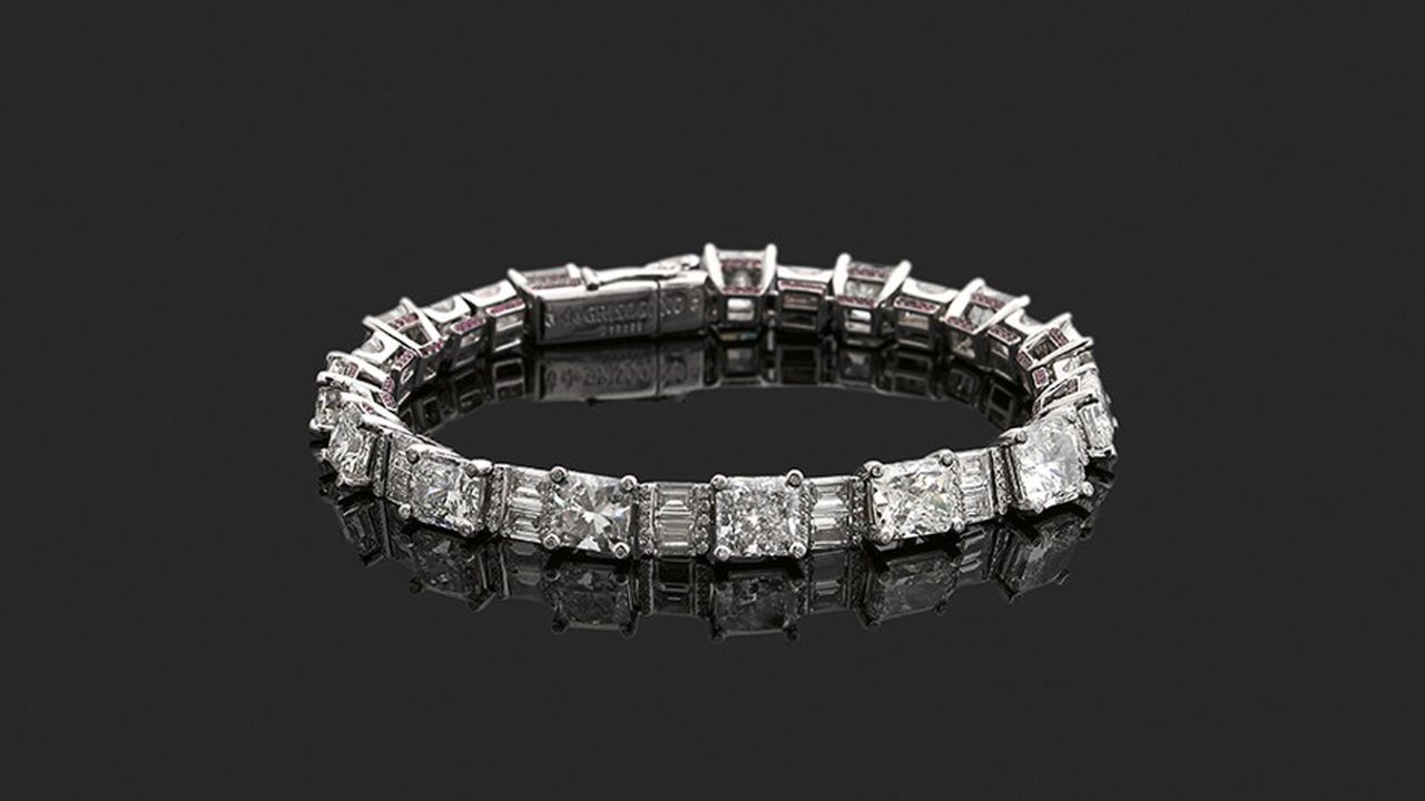 Bracelet en or gris 18 carats serti de diamants taille radiant, baguette et ronds et de petits rubis, Grisogono.