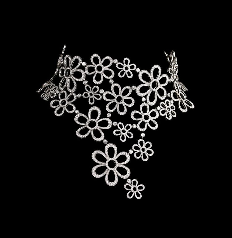 Collier de chien en or gris 18 carats ajouré à motifs de fleurs entièrement pavées de diamants, Chopard.