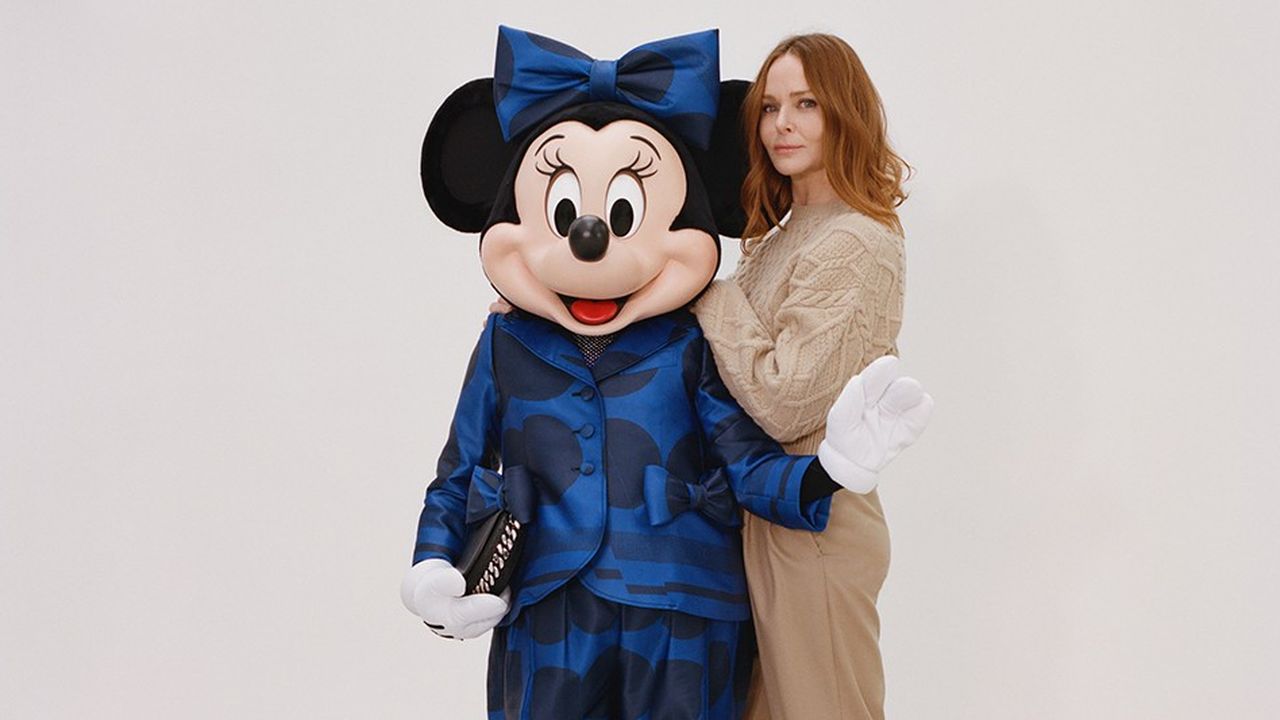 Stella McCartney et Minnie Mouse dans son tailleur-pantalon bleu nuit designé par la créatrice britannique.