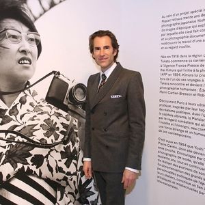 Pierre Pelegry devant un portrait de Yoshi Takata par Robert Doisneau.