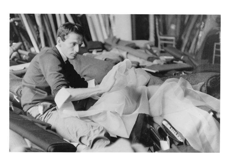 Pierre Cardin dans son atelier en 1955.