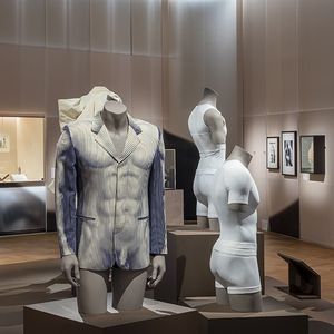 Vue de la section «Undressed» de l'exposition «Fashioning Masculinities : The Art of Menswear» au V&A
