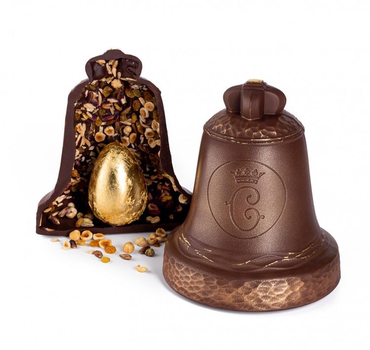 Parmi toutes les cloches en chocolat proposées par le palace, une seule renferme un oeuf recouvert de feuilles d'or. Le gagnant remportera un goûter au jardin d'hiver du Crillon.