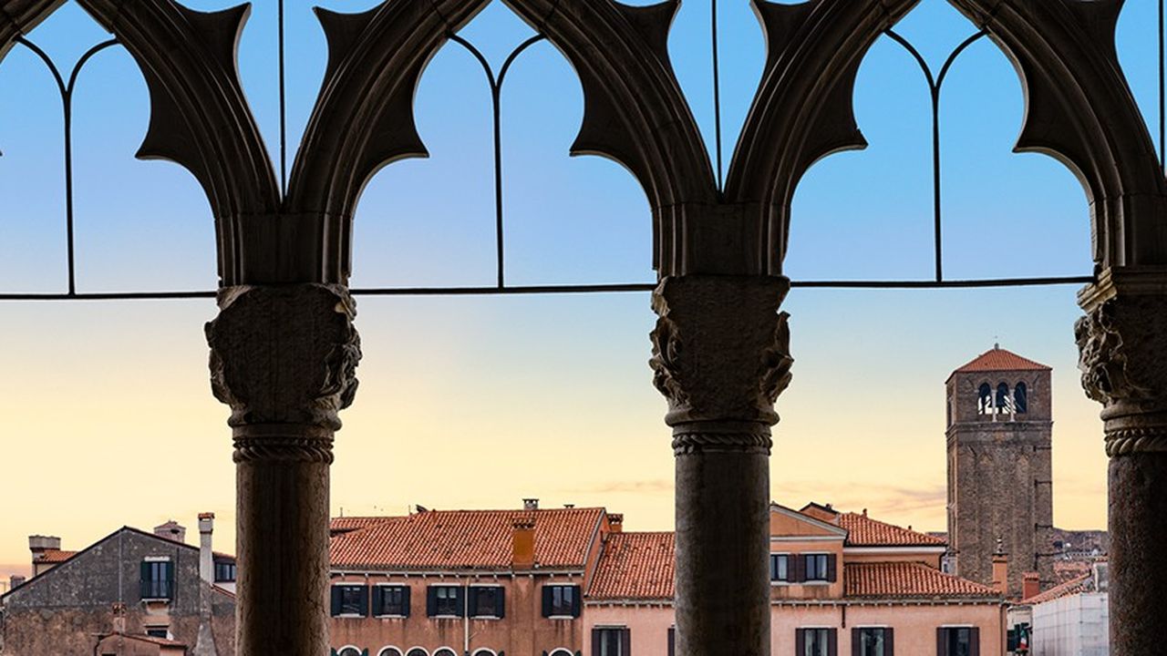 Les motifs du palais Ca d'Oro à Venise auraient inspiré la célèbre fleur du monogram de Louis Vuitton.