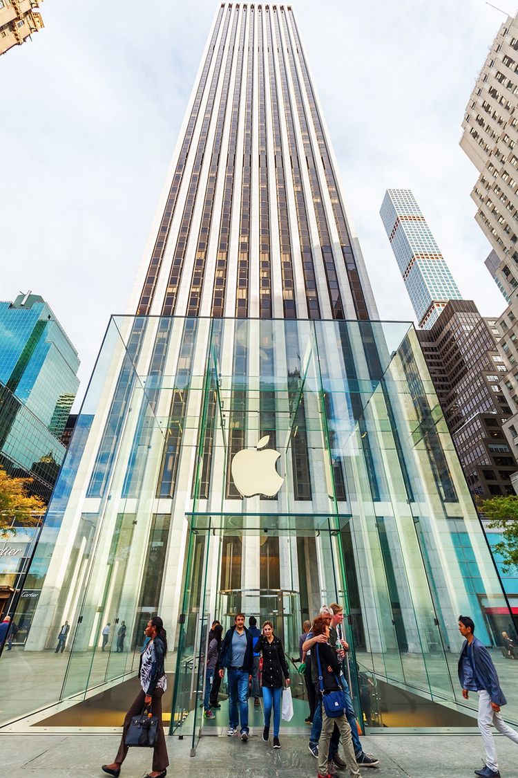 L'Apple Store de New York, au pied du General Motors Building.