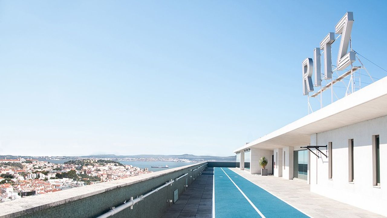 Sur le toit du Ritz, une piste de course à pied avec vue sur Lisbonne.