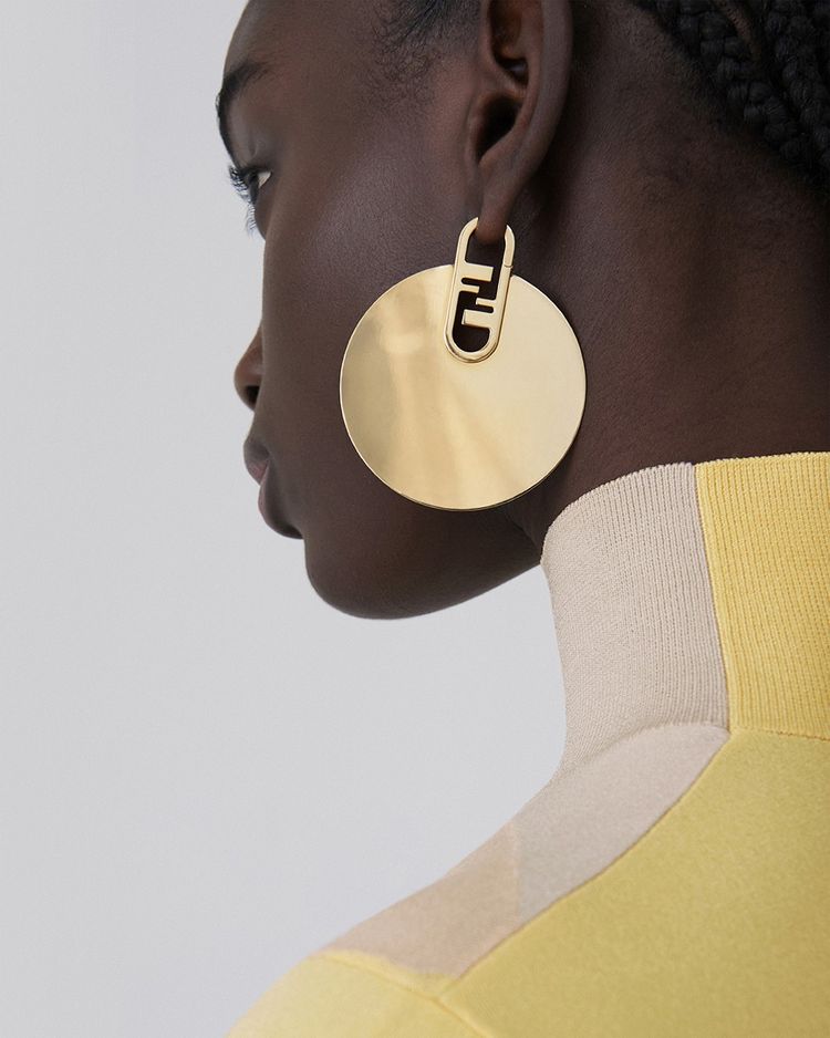 Boucle d'oreille «O Lock» en métal doré, une pièce de la collection de l'été 2022, Fendi et Antonio Lopez.
