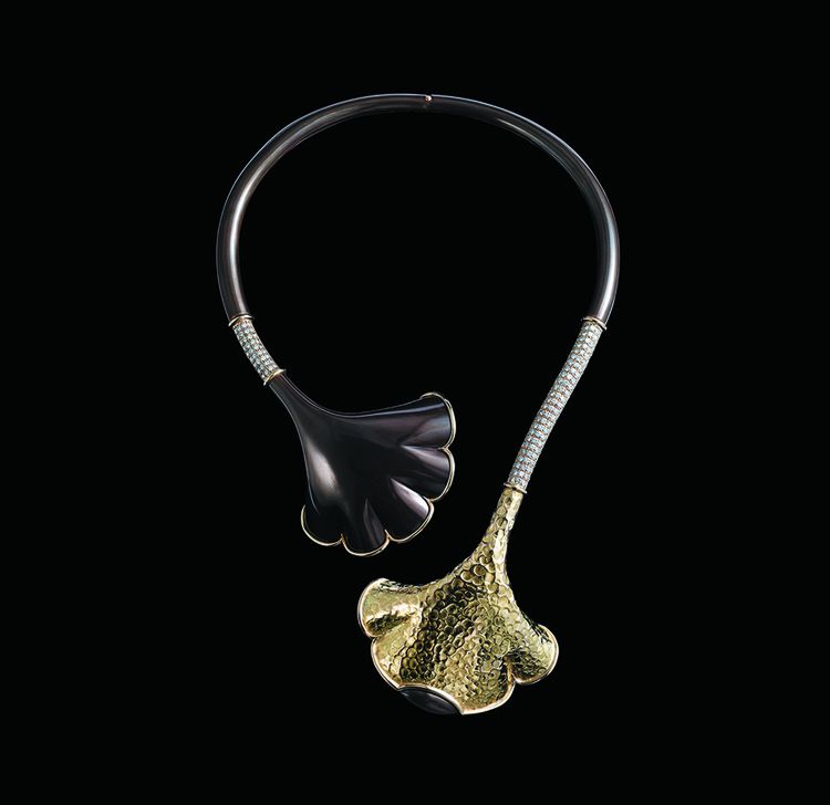 Collier torque en or, bronze et semis de diamants à motif de feuille de gingko (1977). Une création de Béatrice de Plinval (née en 1948) et Pierre Sterlé (1905 -1978) pour Chaumet.
