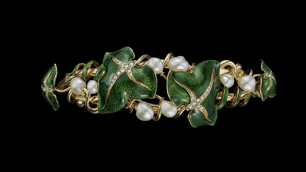 Bracelet feuilles de lierre en or, diamants, émail et perles fines, une création de Jules Fossin (vers 1847), collections Chaumet.