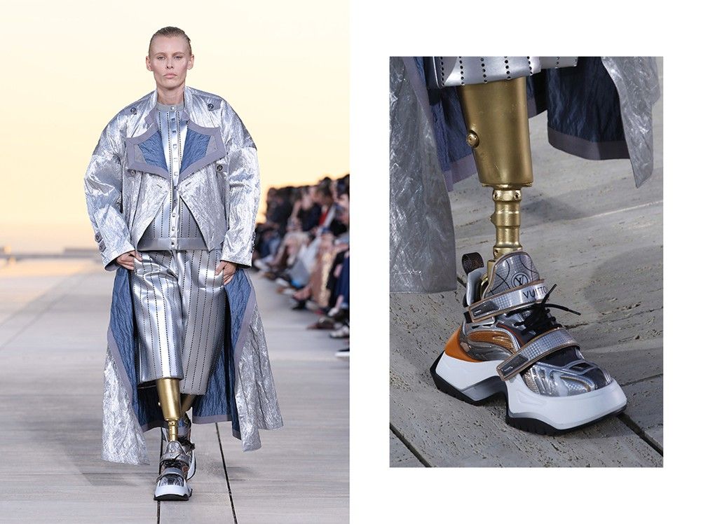 Modelo com prótese de pernas desfila para a Louis Vuitton em San Diego -  Vogue