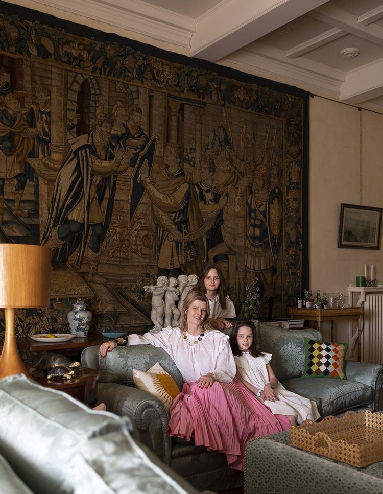 Au salon, Dorothée avec ses filles Marie et Céleste, âgées de 12 et 11 ans.