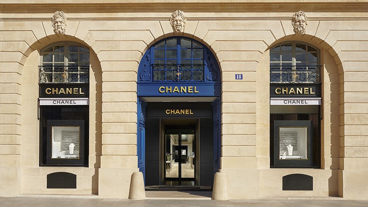Devanture de la boutique Chanel d'horlogerie et de joaillerie au, 18, Place Vendôme, Paris 1er.