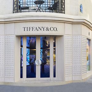 La façade du pop-up Tiffany & Co. de l'avenue Montaigne dans le 8e arrondissement de Paris.