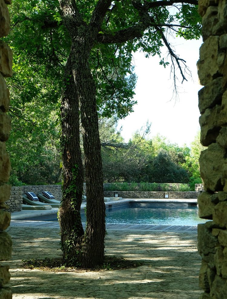 La piscine s'intègre parfaitement dans ce cadre de pierres sèches.