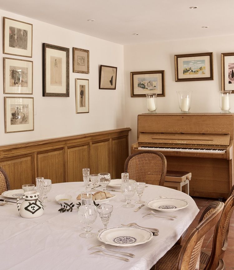 Une présence artistique se prolonge dans la salle à manger, avec des oeuvres de Jean Hugo, Sacha Guitry, Hermann-Paul, et un pichet en céramique de Picasso.