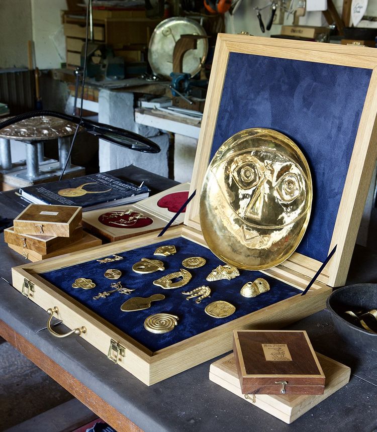Autour d'un plat en or de Picasso, des bijoux de Max Ernst, Jean Cocteau et Jean Arp.