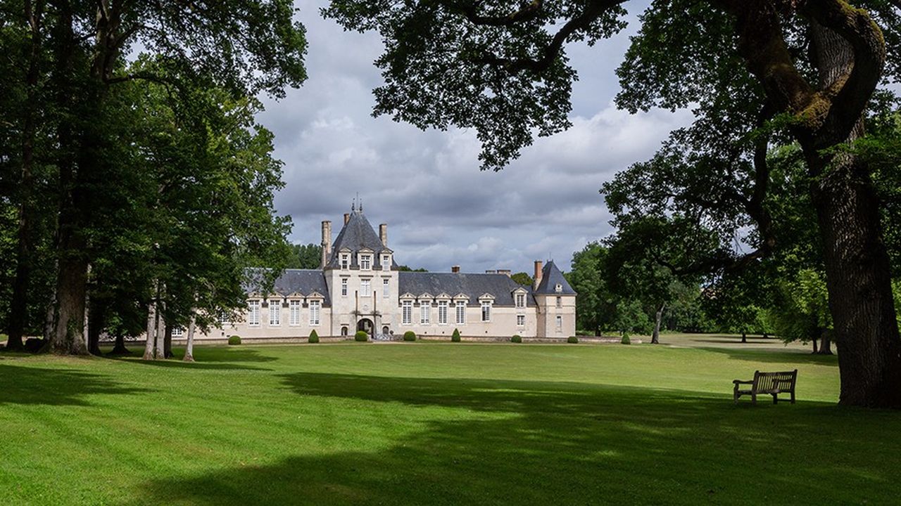 Situé en Eure-et-Loir, le manoir du Jonchet a été pour Hubert de Givenchy l'expression de son art de vivre : le grand goût français au milieu de la campagne.