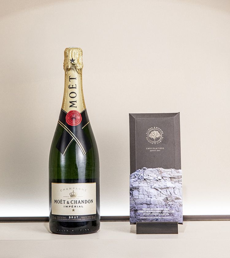 Coffret Moët & Chandon Impérial x Alléno & Rivoire, composé d'une bouteille de champagne et d'une tablette Terroirs de France.