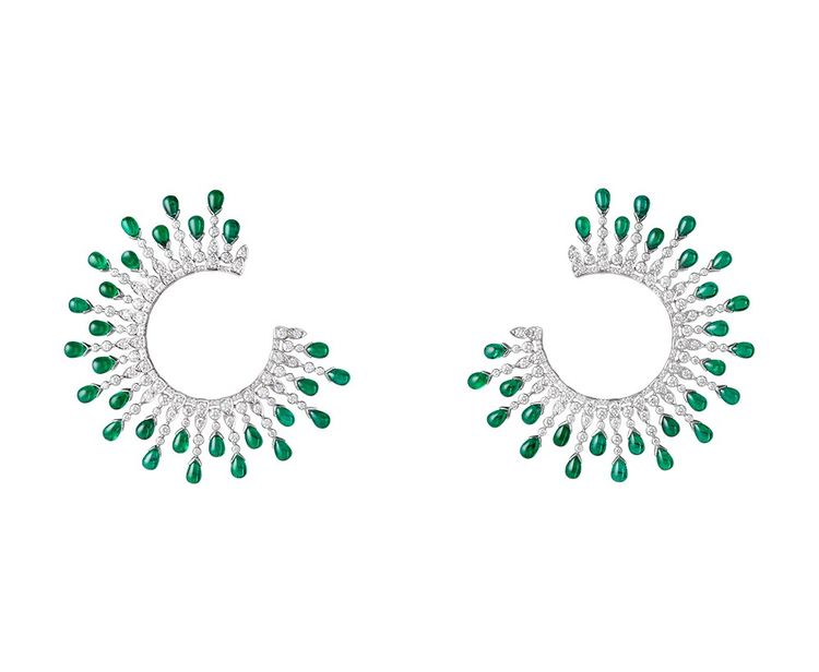Boucles d'oreilles «New Maharajah» serties de 58 émeraudes et pavées de diamants, Boucheron.