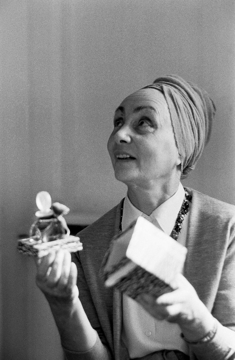 Germaine Emilie Krebs, dite Alix Grès lors de la présentation de son parfum en 1963, à Paris.