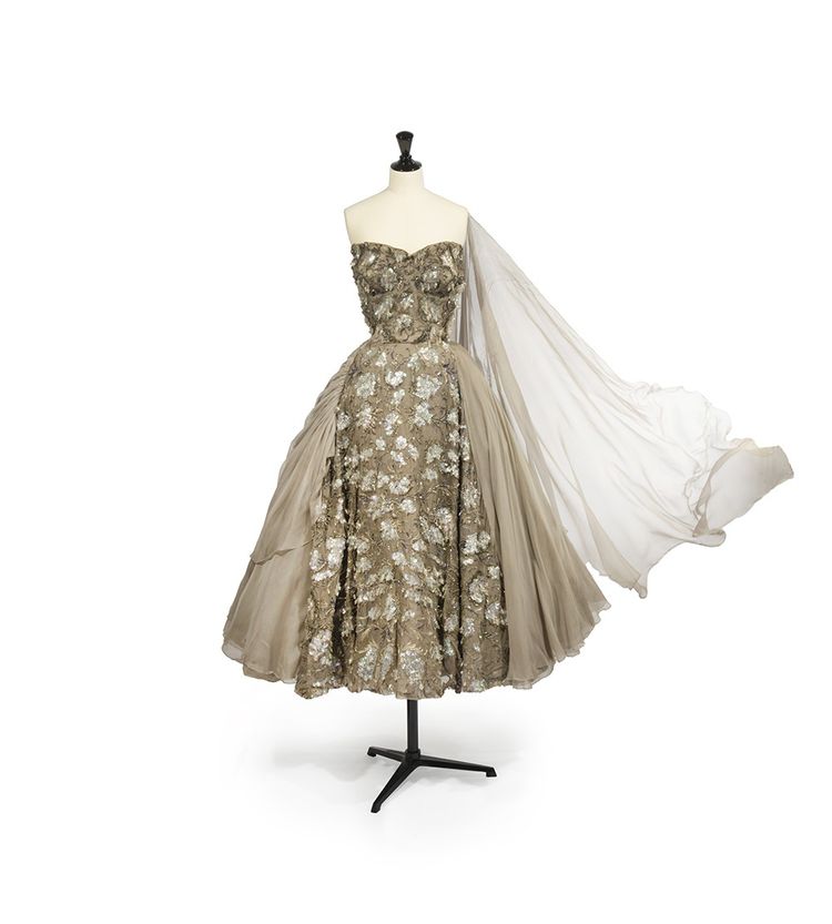 Robe du soir courte, haut bustier,jupe ample à jupons de tulleà panneau central en mousselineentièrement rebrodée, collection haute couture, 1955.