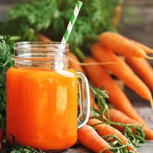Grâce à sa richesse en provitamine A, notamment le bêta-carotène, la carotte booste les défenses de la peau pour qu'elle produise de la mélanine et vous faire ainsi bronzer plus rapidement.
