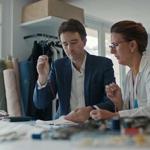 Antoine Arnault et Béatrice, couturière aux ateliers haute couture de Dior, dans le court métrage d'Antoine de Bary.