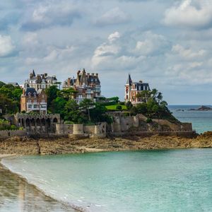 Les prix de l'immobilier sur le littoral français ont augmenté de plus de 20 % en 2 ans. Toutes les côtes sont concernées par l'inflation mais à des degrés divers.