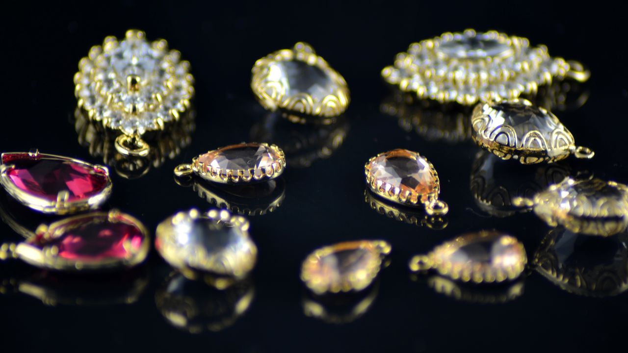 golden-metal-jewelry-close-up-jewellery-jewel-687224-pxhere.com.jpg